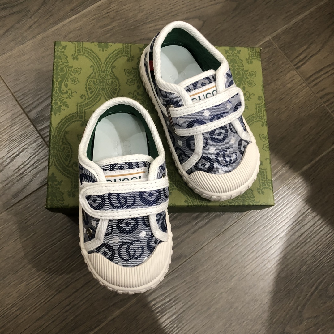 Children's shoes child